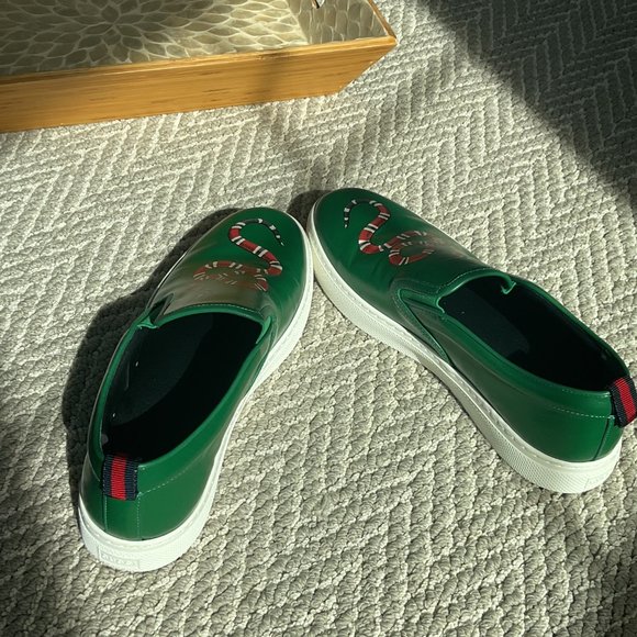 Gucci men's size 9.5 leather loafers Kingsnake design. perfect condition - Picture 2 of 7